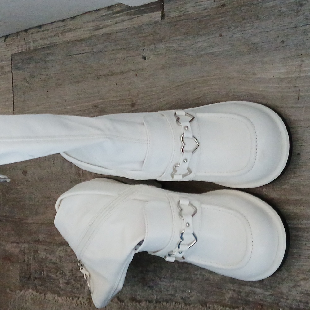 Size 9 women's synthetic leather white boots